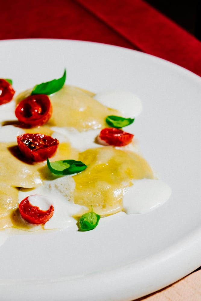 Ravioli con pomodoro confit e stracciatella — PitStop Lecce