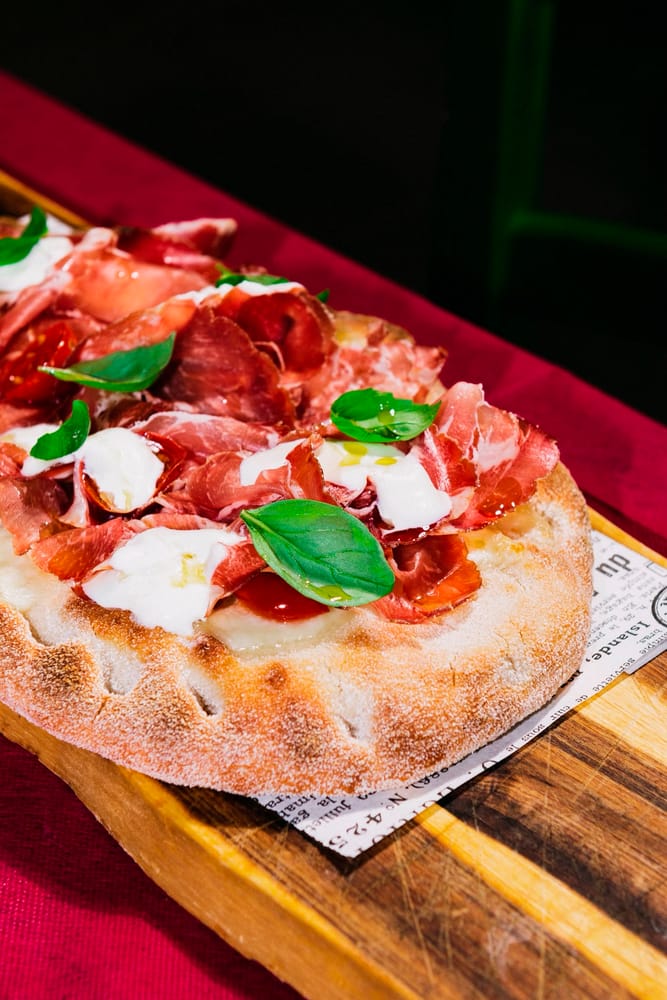 Pinsa romana con salumi e fiordilatte — PitStop Lecce