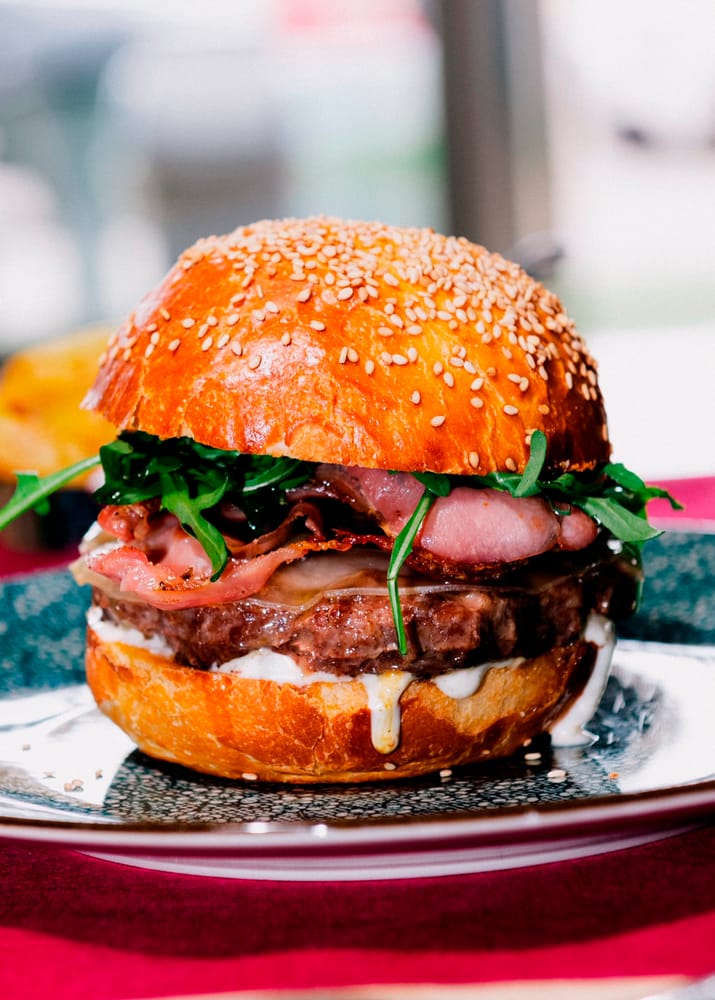 Burger artigianale con bacon e rucola — PitStop Lecce