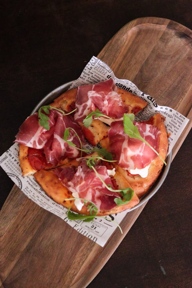 Pinsa con salumi, rucola e pomodoro — PitStop Lecce