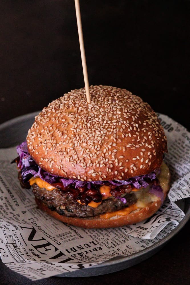 Burger artigianale con cavolo viola — PitStop Lecce